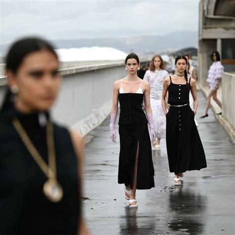 Chanel, la sfilata cruise 2024/2025 a Hong Kong